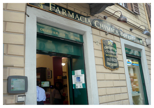 Bacheca accanto all'ingresso di una farmacia
