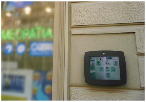 Bacheca installata sul muro di una farmacia