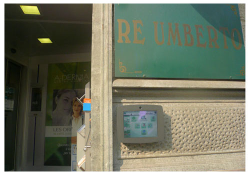 Bacheca vicino alla vetrina di una farmacia