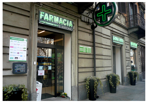 Bacheca installata in un ingresso