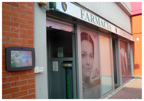 Bacheca vicino alla porta di una farmacia
